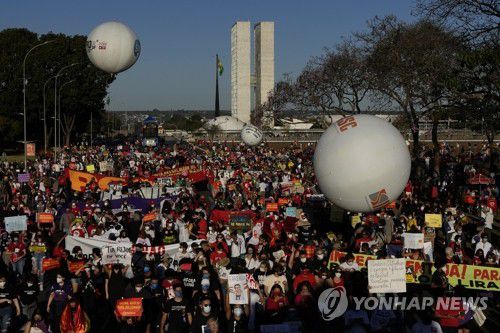 브라질 대통령 퇴진 요구하는 브라질 시위대 [AP=연합뉴스 자료사진]