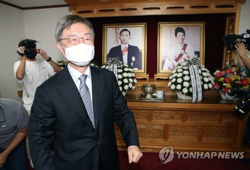 국민의힘 대권 주자인 최재형 전 감사원장이 지난 6일 경북 구미시 상모동에 있는 박정희 전 대통령의 생가를 찾아 헌화 후 나오고 있다. [연합뉴스 자료사진]