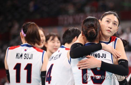[올림픽] 눈시울 붉어진 김연경(도쿄=연합뉴스) 이지은 기자 = 8일 일본 도쿄 아리아케 아레나에서 열린 도쿄올림픽 여자배구 세르비아와의 동메달 결정전. 0-3으로 패한 한국의 김연경이 표승주와 포옹하고 있다. 2021.8.8 jieunlee@yna.co.kr