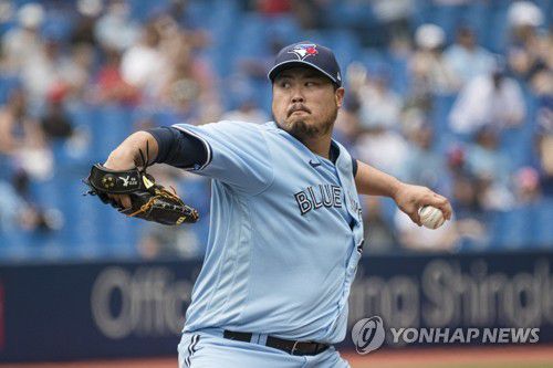 보스턴전서 3⅔이닝 동안 7실점 난타당한 류현진(토론토 AP=연합뉴스) 8일(현지시간) 캐나다 온타리오주 토론토의 로저스센터에서 열린 미국프로야구 메이저리그(MLB) 토론토 블루제이스 대 보스턴 레드삭스의 경기 2회에서 토론토의 류현진(34)이 역투하고 있다. 이날 그는 선발 등판해 3⅔이닝 동안 10피안타 1탈삼진 1볼넷 7실점(7자책)을 기록했다. 그의 시즌 평균 자책점은 3.22에서 3.62로 올라갔다. 7자책점은 그의 토론토 이적 이후 최다다. 토론토는 그러나 9-8로 역전승을 거뒀다. [캐나디안 프레스 제공] knhknh@yna.co.kr