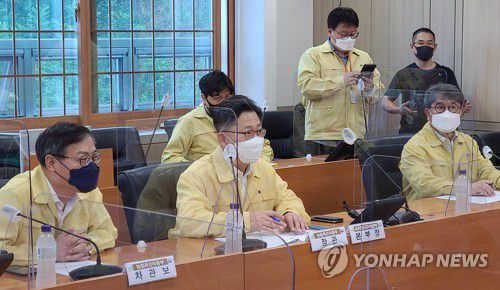 강원 고성 돼지열병 발생 보고받는 김현수 장관[촬영 이재현]