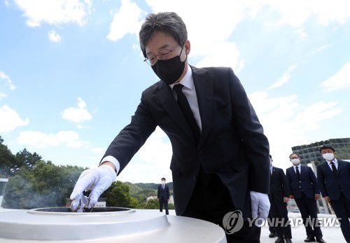 유승민, 마산 3·15 민주 묘지 참배(창원=연합뉴스) 김동민 기자 = 국민의힘 대권주자인 유승민 전 의원이 9일 오후 경남 창원시 마산회원구 국립 3·15 민주 묘지를 참배하고 있다. 2021.8.9 image@yna.co.kr