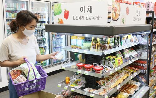 편의점 CU에서 장을 보는 고객[BGF리테일 제공. 재판매 및 DB 금지]