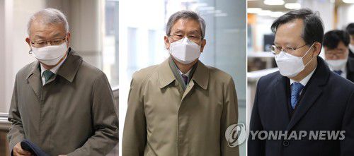 법정 향하는 양승태·고영한·박병대(서울=연합뉴스) 이정훈 기자 = 양승태 전 대법원장(왼쪽부터)과 고영한·박병대 전 대법관이 지난해 3월 11일 오전 서울 서초구 서울중앙지법에서 열린 속행공판에 출석하기 위해 법정으로 향하는 모습 [연합뉴스 자료사진]