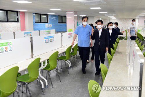 제주 2학기 전면 등교수업 시작(제주=연합뉴스) 이석문 제주교육감이 지난 2일 개학한 제주시 한라중학교 급식실을 찾아 방역 실태를 점검하고 있는 모습. [제주도교육청 제공. 재판매 및 DB 금지]