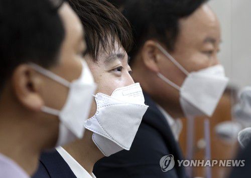 발언듣는 국민의힘 이준석 대표(서울=연합뉴스) 안정원 기자 = 국민의힘 이준석 대표가 지난 5일 오전 서울 여의도 국회에서 열린 최고위원회의에서 김재원 최고위원의 발언을 듣고 있는 모습. [연합뉴스 자료사진]