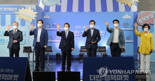 후보정책 완판 퍼포먼스 펼치는 민주당 대선 경선 후보들(파주=연합뉴스) 하사헌 기자 = 더불어민주당 대선 경선 후보들이 12일 오후 경기도 파주시 한 스튜디오에서 열린 정책 라이브 커머스 '더민:정책마켓'에서 후보정책 완판 퍼포먼스를 펼치고 있다. 왼쪽부터 이재명, 김두관, 정세균, 이낙연, 박용진, 추미애 후보. 2021.8.12 toadboy@yna.co.kr