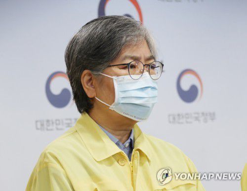 대국민 담화 발표 듣는 정은경 청장(서울=연합뉴스) 김승두 기자 = 13일 정부서울청사에서 김부겸 국무총리가 코로나19 방역 관련 대국민 담화를 발표하는 가운데 배석한 정은경 질병관리청장이 이를 듣고 있다. 이날 담화발표장에는 권덕철 보건복지부 장관과 이승우 행정안전부 재난안전관리본부장도 배석했다. 2021.8.13 kimsdoo@yna.co.kr