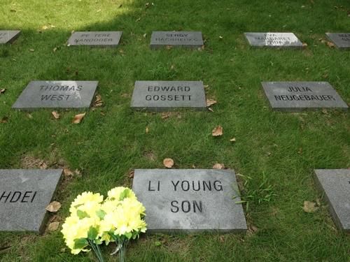 상하이 외국인묘지의 이덕삼 지사 묘소묘비에 적힌 'LI YOUNG SON'(이영선)이라는 이름은 지사가 쓰던 여러 개의 가명 중 하나다. [촬영 차대운]