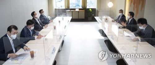 금융위원장, 금융권 민생지원 및 일자리창출 점검 간담회(서울=연합뉴스) 은성수 금융위원장이 10일 서울 중구 은행연합회 뱅커스클럽에서 열린 '금융권 민생지원 및 일자리 창출 점검 간담회'에서 발언하고 있다. 2021.8.10. [금융위원회 제공. 재판매 및 DB 금지]