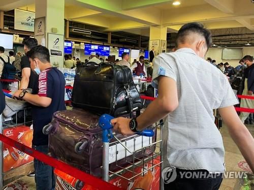 탈레반이 아프가니스탄 영토 대부분을 점령하면서 13일 수도 카불의 하미드 카르자이 국제공항을 통해 출국하려는 주민 [AP=연합뉴스]