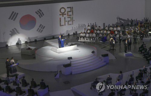 경축사 하는 문재인 대통령(서울=연합뉴스) 이진욱 기자 = 문재인 대통령이 15일 오전 서울 동대문디자인플라자에서 열린 제75주년 광복절 경축식에서 경축사를 하고 있다. 2020.8.15 cityboy@yna.co.kr