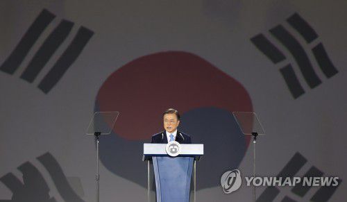 경축사하는 문재인 대통령(서울=연합뉴스) 이진욱 기자 = 문재인 대통령이 15일 오전 서울 동대문디자인플라자에서 열린 제75주년 광복절 경축식에서 경축사를 하고 있다. 2020.8.15 cityboy@yna.co.kr