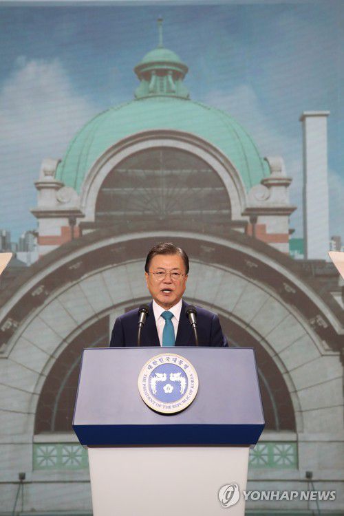 광복절 경축사 하는 문재인 대통령(서울=연합뉴스) 최재구 기자 = 문재인 대통령이 15일 서울 중구 문화역서울284에서 열린 제76주년 광복절 경축식에서 경축사를 하고 있다. 2021.8.15 jjaeck9@yna.co.kr