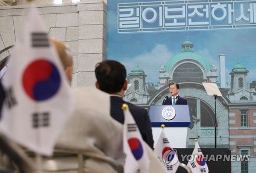 광복절 경축사 하는 문재인 대통령(서울=연합뉴스) 최재구 기자 = 문재인 대통령이 15일 서울 중구 문화역서울284에서 열린 제76주년 광복절 경축식에서 경축사를 하고 있다. 2021.8.15 jjaeck9@yna.co.kr