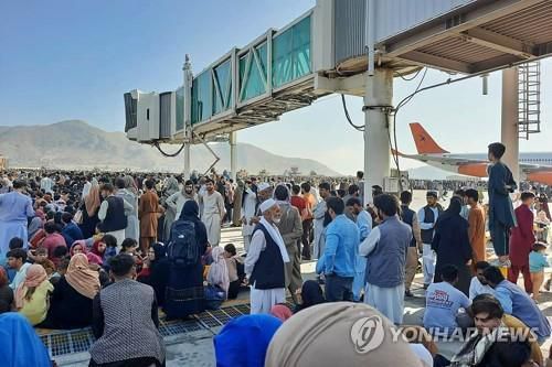 16일 탈출 인파로 아수라장 된 카불 국제공항 [AFP=연합뉴스]