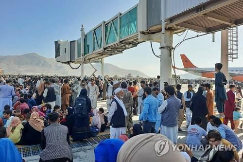 16일 탈출 인파로 아수라장이 된 카불 국제공항. [AFP=연합뉴스]