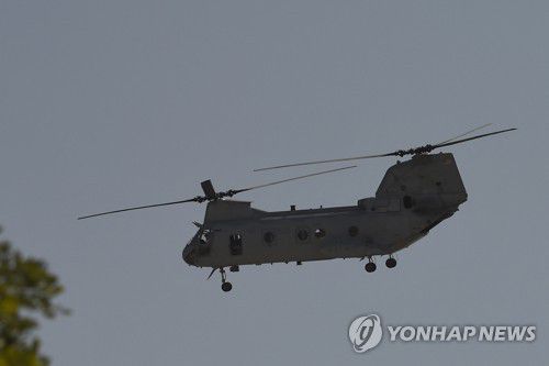 15일 아프간 수도 카불의 미 대사관 상공을 비행하는 미군의 수송 헬기 [AFP=연합뉴스]
