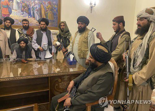 15일 아프간 수도 카불의 대통령궁을 장악한 탈레반 조직원들 [AP=연합뉴스]