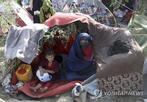 카불 텐트촌서 생활하는 아프간 피란민들[AP=연합뉴스 자료사진]