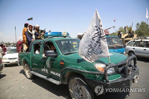 탈레반 조직원들이 16일(현지시간) 아프가니스탄 경찰의 차량을 탈취해 카불 시내를 순찰하고 있다. [AFP=연합뉴스]