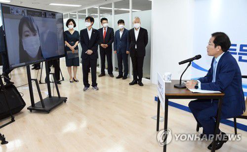 대선출마 선언한 홍준표(서울=연합뉴스) 진성철 기자 = 국민의힘 홍준표 의원이 17일 서울 여의도 한 빌딩에서 비대면 방식으로 대선 출마를 선언한 뒤 취재진의 질문에 답하고 있다. zjin@yna.co.kr