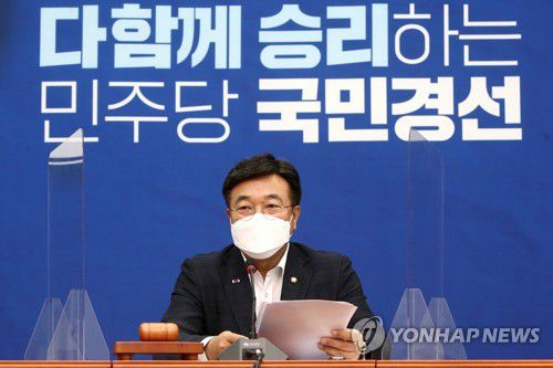 최고위 발언하는 윤호중(서울=연합뉴스) 진성철 기자 = 더불어민주당 윤호중 원내대표가 18일 서울 여의도 국회에서 열린 최고위원회의에서 발언하고 있다. zjin@yna.co.kr