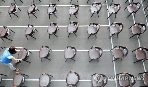 신규 확진자 1,800명대로(서울=연합뉴스) 한상균 기자 = 18일 오전 성북구 예방접종센터 이상반응 대기실 모습.     이날 중앙방역대책본부는 0시 기준 신규 확진자가 1천805명이라고 밝혔다. 코로나19 예방접종대응추진단에 따르면 2차 접종까지 모두 마친 사람은 총 1천49만1천866명으로 인구 대비 20.4%이다. 1차 접종자는 2천378만511명으로 인구 대비 46.3%이다. 2021.8.18 xyz@yna.co.kr