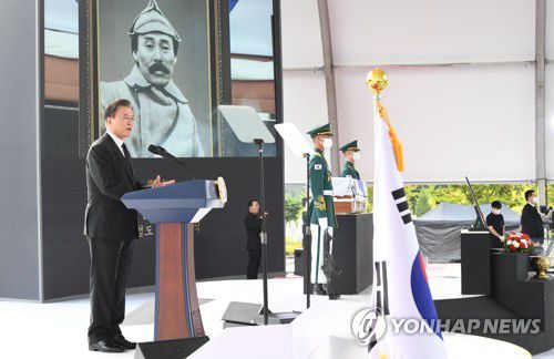 추념사 하는 문재인 대통령(대전=연합뉴스) 최재구 기자 = 문재인 대통령이 18일 오전 국립대전현충원에서 열린 홍범도 장군 유해 안장식에서 추념사를 하고 있다.  2021.8.18 jjaeck9@yna.co.kr