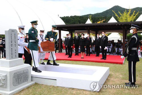 하관 지켜보는 문재인 대통령(대전=연합뉴스) 최재구 기자 = 문재인 대통령이 18일 오전 국립대전현충원에서 열린 홍범도 장군 유해 안장식에서 하관을 지켜보고 있다. 2021.8.18 jjaeck9@yna.co.kr