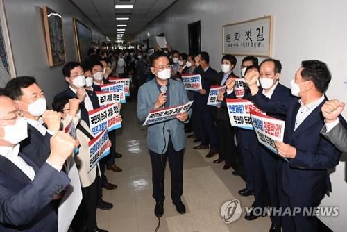 국민의힘, 문체위 앞 언론중재법 개정 규탄시위 (서울=연합뉴스) 진성철 기자 = 국민의힘 김기현 원내대표와 의원들이 19일 서울 여의도 국회 문화체육관광위원회 앞에서 더불어민주당의 언론중재법 개정 시도에 대해 규탄하고 있다. zjin@yna.co.kr