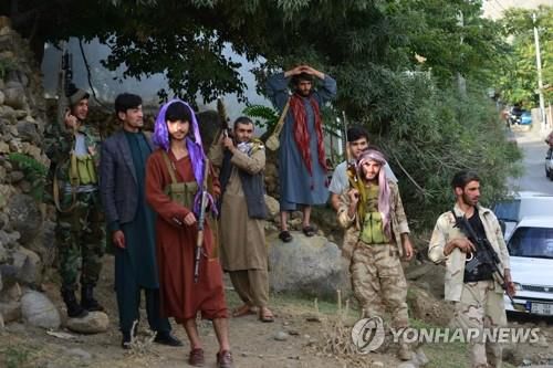 탈레반에 저항 나선 아프간 무장 남성들   [ AFP 통신=연합뉴스]
