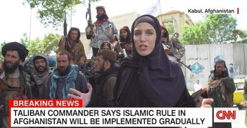 총 든 탈레반 대원들 앞에서 리포트 하는 CNN 특파원[트위터 캡처·재판매 및 DB 금지]