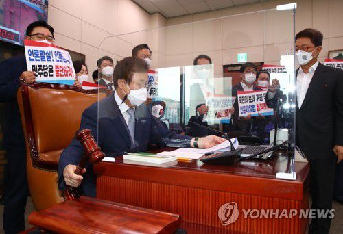 국민의힘, 문체위 언론중재법 의결 시도 항의(서울=연합뉴스) 진성철 기자 = 국민의힘 이달곤 간사(오른쪽)와 의원들이 19일 서울 여의도 국회 문화체육관광위원회에서 언론중재법 개정안 의결을 앞둔 전체회의에서 도종환 위원장의 회의 진행를 막고 있다. 2021.8.19 zjin@yna.co.kr