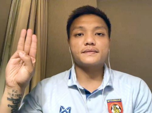 군부에 대한 저항 표시하는  피 리앤 아웅(오사카 교도=연합뉴스)  피 리앤 아웅이 6월 13일 일본 오사카(大阪)시의 한 호텔에서 온라인 기자회견을 하던 중 쿠데타를 일으킨 미얀마 군부에 대한 저항의 표시인 세 손가락 경례를 하고 있다.