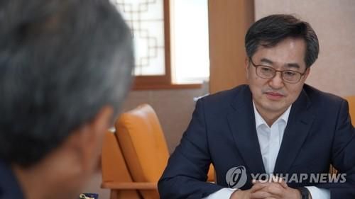 오웅진 신부와 대화하는 김동연 전 경제부총리[김동연 전 부총리 측 제공. 재판매 및 DB 금지]