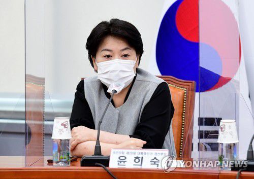 발언하는 윤희숙 대선 경선 예비후보국민의힘 윤희숙 대선 경선 예비후보가 지난 8월 5일 서울 여의도 국회에서 열린 국민의힘 제20대 대통령선거 경선 예비후보 전체회의에서 발언하고 있다. [연합뉴스 자료사진]