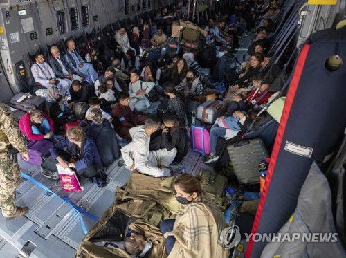아프간 탈출 위해 독일 수송기에 탑승한 사람들(카불 AP=연합뉴스) 17일(현지시간) 아프가니스탄 수도 카불 공항에서 이륙 준비 중인 독일군 수송기 안에 탈레반이 장악한 아프간을 탈출하려는 독일인들과 아프간인들이 빼곡히 앉아 있다. [독일군 제공. 재판매 및 DB 금지] leekm@yna.co.kr