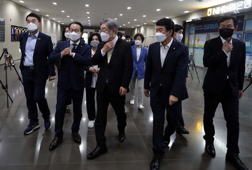 세종시청 들어서는 이재명 지사[양영석 기자]