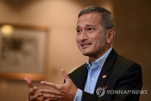 20일(현지시간) 로이터통신과 인터뷰 중인 비비안 발라크뤼시난 싱가포르 외교장관[로이터=연합뉴스]