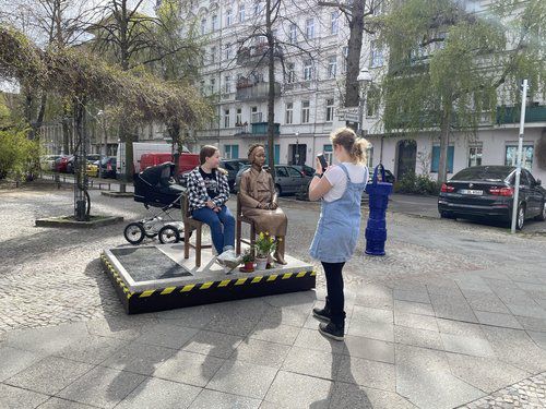 베를린 평화의 소녀상(베를린=연합뉴스) 이 율 특파원 = 베를린 평화의 소녀상 앞에서 사진 찍는 주민들. 2021.4.14 yulsid@yna.co.kr