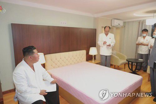 김정은, 보통강 주택건설현장 시찰(서울=연합뉴스) 김정은 북한 국무위원장이 평양 도심 보통강 강변에 조성 중인 보통강 강안 다락식(테라스식) 주택구건설사업을 현지 지도했다고 조선중앙TV가 21일 보도했다. [조선중앙TV 화면] 2021.8.21      [국내에서만 사용가능. 재배포 금지. For Use Only in the Republic of Korea. No Redistribution] nkphoto@yna.co.kr