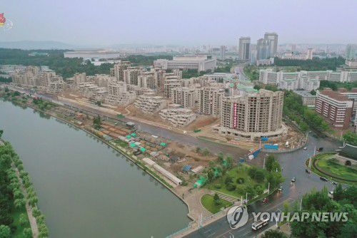 김정은, 보통강 주택건설현장 시찰(서울=연합뉴스) 김정은 북한 국무위원장이 평양 도심 보통강 강변에 조성 중인 보통강 강안 다락식(테라스식) 주택구건설사업을 현지 지도했다고 조선중앙통신이 21일 보도했다. 사진은 공사 중인 보통강 강안 다락식(테라스식) 주택구건설 현장. [조선중앙TV 화면] 2021.8.21      [국내에서만 사용가능. 재배포 금지. For Use Only in the Republic of Korea. No Redistribution] nkphoto@yna.co.kr