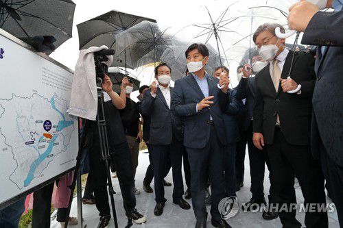 국회세종의사당 예정부지 찾은 이재명(대전=연합뉴스) 김준범 기자 = 더불어민주당 대권주자인 이재명 경기지사(오른쪽)가 21일 오후 세종시 연기면 국회세종의사당 예정 부지를 찾아 이춘희 세종시장의 설명을 듣고 있다. 2021.8.21 psykims@yna.co.kr