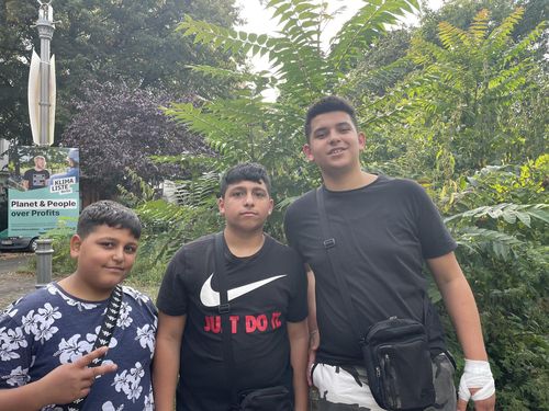 (베를린=연합뉴스) 이 율 특파원 = 독일 베를린 코리아협의회가 평화의 소녀상 앞에서 진행한 독일 청소년 대상 평화인권교육 프로그램 '내 옆에 앉아봐'에 참여한 청소년단체 카라메 소속 자카리스(12)와 무함마드(14) 알 카라일리, 마모아드 라마단(15). 2021. 8.22