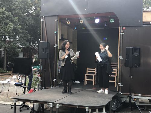 (베를린=연합뉴스) 이 율 특파원 = 독일 베를린 코리아협의회가 평화의 소녀상 앞에서 진행한 독일 청소년 대상 평화인권교육 프로그램 '내 옆에 앉아봐' 결과 발표회에서 한정화 대표가 발언하고 있다. 2021. 8.22