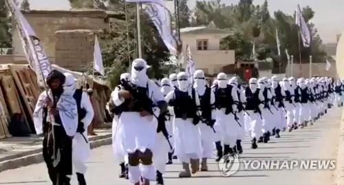 아프간 칼라트에서 제복 차림으로 시가행진하는 탈레반 전사. [로이터=연합뉴스]