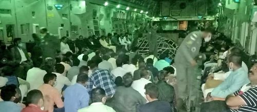 22일 인도 공군기를 타고 아프간 수도 카불에서 인도 뉴델리로 이동 중인 인도인. [인도 외교부 대변인 아린담 바그치 트위터 캡처=연합뉴스. 재판매 및 DB 금지]