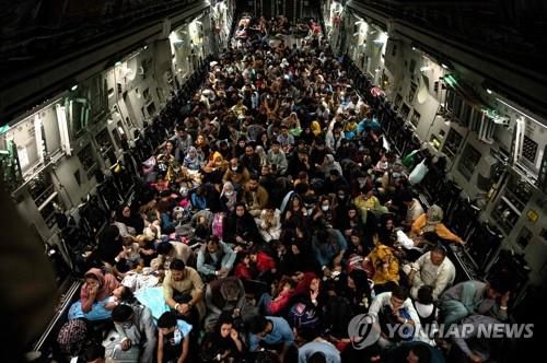 미군 수송기 가득 메운 아프간 민간인들    (카불 AFP=연합뉴스) 19일(현지시간) 탈레반 정권을 피해 아프가니스탄 카불 국제공항을 떠난 민간인들이 미군 수송기 내부에 가득 들어차 있다. [미군 중부사령부 제공. 재판매 및 DB 금지]     jsmoon@yna.co.kr (끝)