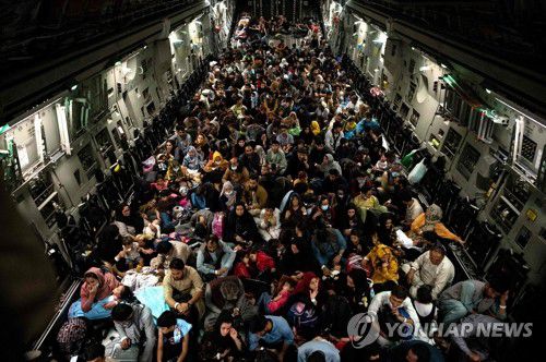 미군 수송기 가득 메운 아프간 민간인들(카불 AFP=연합뉴스) 19일(현지시간) 탈레반 정권을 피해 아프가니스탄 카불 국제공항을 떠난 민간인들이 미군 수송기 내부에 가득 들어차 있다. [미군 중부사령부 제공. 재판매 및 DB 금지] jsmoon@yna.co.kr